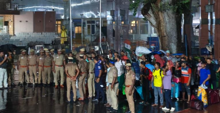 ভারত থেকে ফেরত ৫০ বাংলাদেশিকে বেনাপোলে হস্তান্তর
