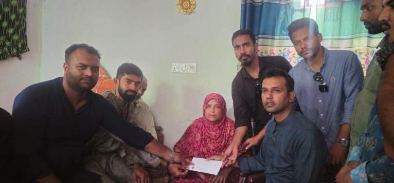 জুলাই শহীদ রাকিবের পরিবারের পাশে তারেক রহমান, মায়ের হাতে সহায়তা তুলে দিলেন ছাত্রদল নেতারা