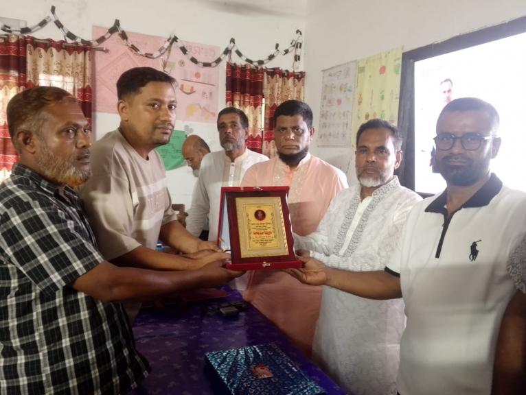 ৩৬ বছরের শিক্ষকতা শেষে দুমকিতে প্রধান শিক্ষক রফিকুল ইসলামের বিদায়ী সংবর্ধনা