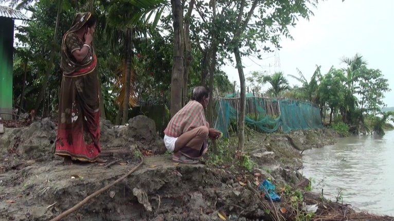 পায়রা নদীর ভাঙনে ঝুঁকিতে পড়েছে বসতবাড়ি ও ভেড়িবাঁধ।