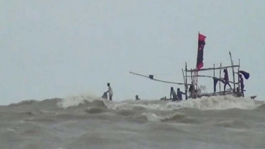 বঙ্গোপসাগরে ট্রলারডুবি: ১১ জেলের মধ্যে উদ্ধার ৫, নিখোঁজ ৬