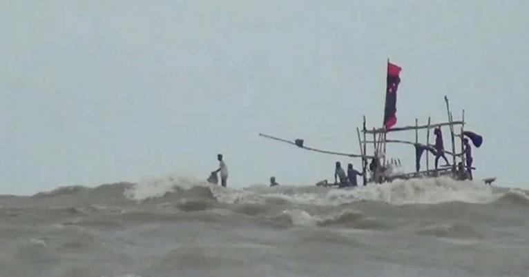 বঙ্গোপসাগরে ট্রলারডুবি: ১১ জেলের মধ্যে উদ্ধার ৫, নিখোঁজ ৬