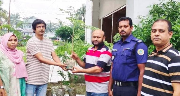 বরগুনায় দুই উন্নয়ন সংস্থার উদ্যোগে কৃষ্ণচূড়া গাছের চারা বিতরণ