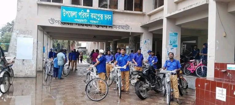 পাথরঘাটায় চৌকিদারদের মাঝে নতুন বাইসাইকেল বিতরণ