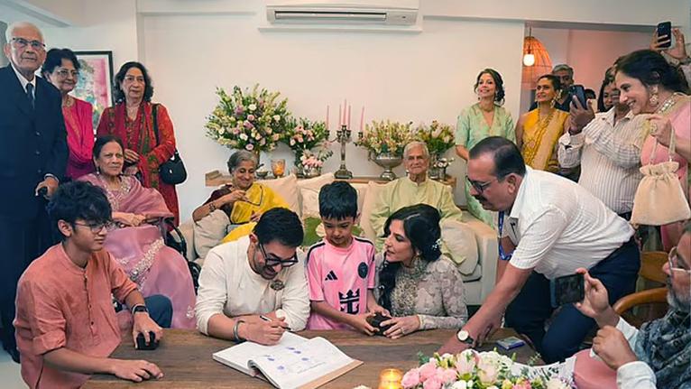 তিন সন্তানকে পাশে নিয়েই জীবনের নতুন অধ্যায় শুরু করলেন আমির খান। ছবি- ইন্টারনেট থেকে সংগৃহীত