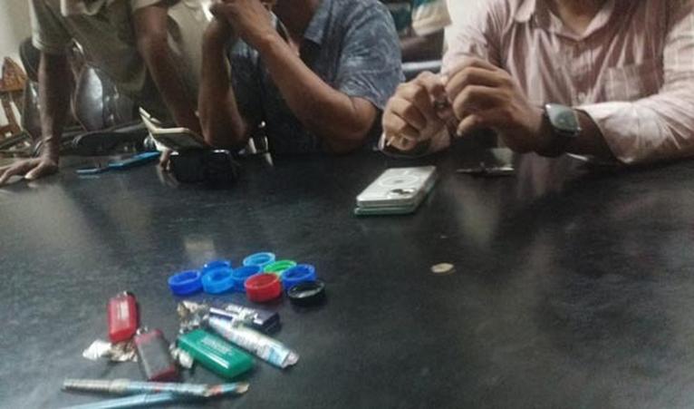 বাসে ইয়াবা সেবনের অভিযোগ, আটক দুই শ্রমিককে ছাড়ার অভিযোগ
