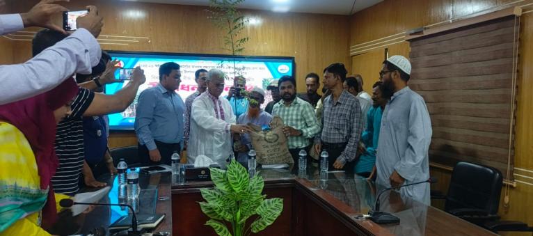 দুমকিতে কৃষি প্রণোদনার সার-বীজ ও গাছের চারা বিতরণ, ফল মেলা উদ্বোধন