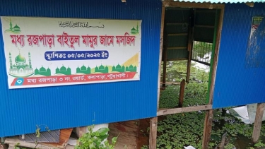 কলাপাড়ায় মসজিদের পাটাতন ধসে সড়কে নামাজ, সংস্কারের উদ্যোগ যুবদল নেতার
