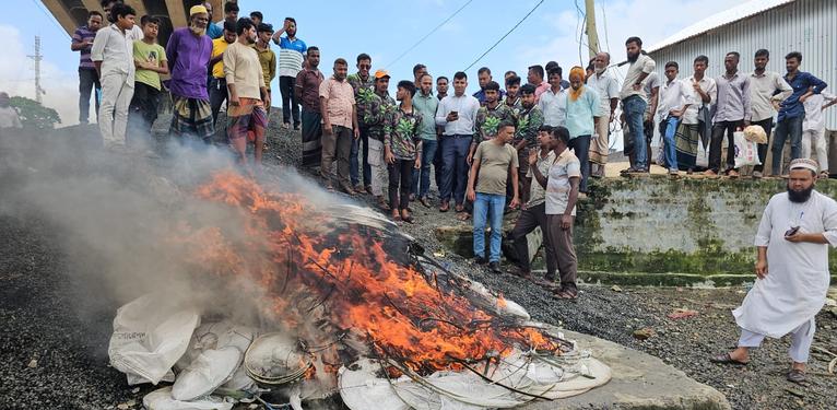 কলাপাড়ায় ১ হাজার নিষিদ্ধ চায়না দুয়ারী জাল জব্দ, পুড়িয়ে ধ্বংস