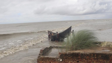 উপকূলে বৈরী আবহাওয়ায় সাগর উত্তাল, ঘাটে ফিরেছে হাজারো মাছধরা ট্রলার