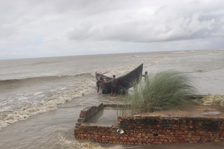 উপকূলে বৈরী আবহাওয়ায় সাগর উত্তাল, ঘাটে ফিরেছে হাজারো মাছধরা ট্রলার