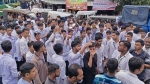 বৃষ্টি উপেক্ষা করে শিক্ষামন্ত্রীর পদত্যাগ দাবিতে পিরোজপুরে শিক্ষার্থীদের সড়ক অবরোধ
