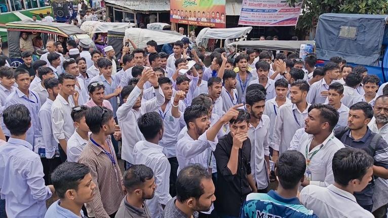 বৃষ্টি উপেক্ষা করে শিক্ষামন্ত্রীর পদত্যাগ দাবিতে পিরোজপুরে শিক্ষার্থীদের সড়ক অবরোধ