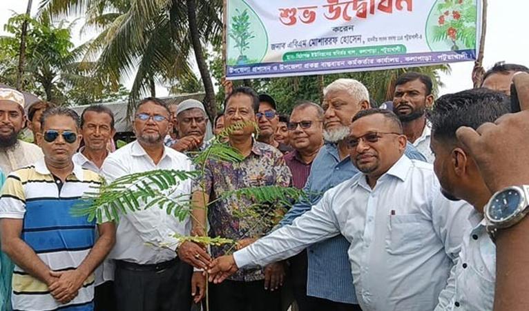 কলাপাড়ায় স্বনির্ভর খালের দুই পাড়ে ১,৬০০ গাছ রোপণ কর্মসূচির উদ্বোধন