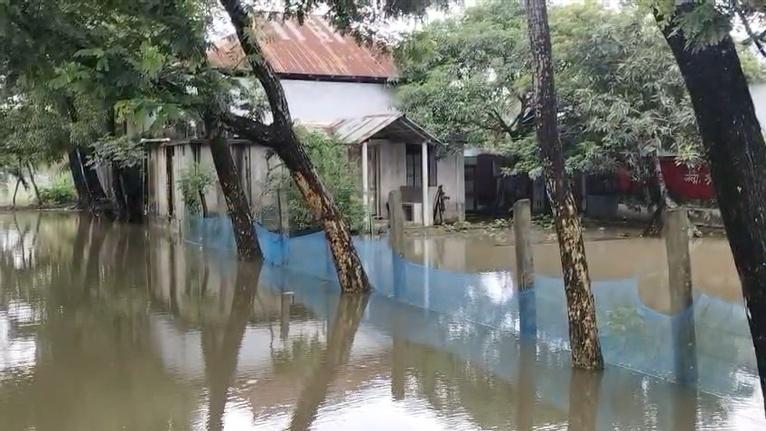 পটুয়াখালী-কুয়াকাটায় টানা বৃষ্টি, জনজীবনে স্থবিরতা; পায়রা বন্দরে সতর্ক সংকেত