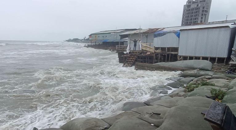 ভাঙন ও অব্যবস্থাপনায় সৌন্দর্য হারাচ্ছে কুয়াকাটা, সংকটে পর্যটন খাত