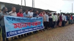 কলাপাড়ায় অবৈধ ট্রলিং বন্ধের দাবিতে জেলে-মৎস্য ব্যবসায়ীদের মানববন্ধন