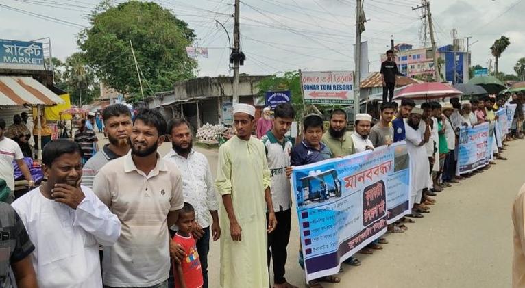 দক্ষিণাঞ্চলের উন্নয়নে ৮ দফা দাবিতে কুয়াকাটা-কলাপাড়া সড়কে ৩০ কিলোমিটার মানববন্ধন