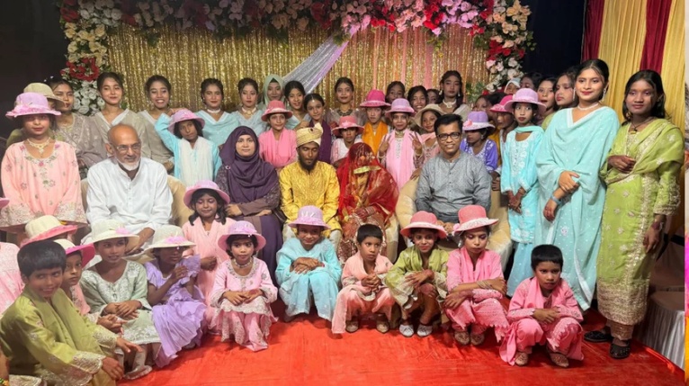 জেলা প্রশাসক আবু সাঈদ ও অতিথিদের সঙ্গে বর ও কনে।