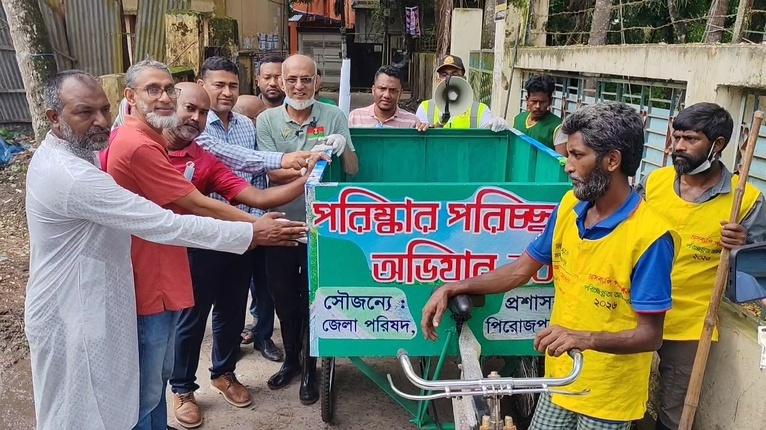 জুলাই যোদ্ধাদের শ্রদ্ধায় পিরোজপুরে পরিচ্ছন্নতা অভিযান ও বৃক্ষরোপণ
