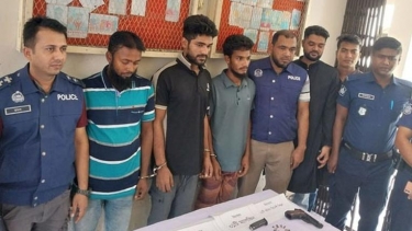 পিরোজপুরে বিদেশি পিস্তল ও ৪৩ রাউন্ড গুলিসহ গ্রেপ্তার ৩