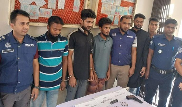 পিরোজপুরে বিদেশি পিস্তল ও ৪৩ রাউন্ড গুলিসহ গ্রেপ্তার ৩