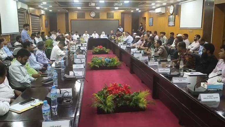 পটুয়াখালী জেলা প্রশাসকের সম্মেলন কক্ষে বিভিন্ন সরকারি দপ্তরের প্রধানদের সঙ্গে মতবিনিময় সভা