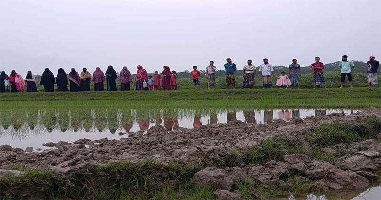 তালতলীতে সরকারি রাস্তা কেটে ফসলি জমির অভিযোগ, মানববন্ধনে ক্ষোভ