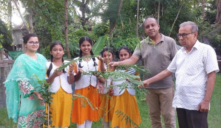 গলাচিপায় আব্দুল গণি স্মৃতি পাঠাগারের বৃক্ষরোপণ কর্মসূচি