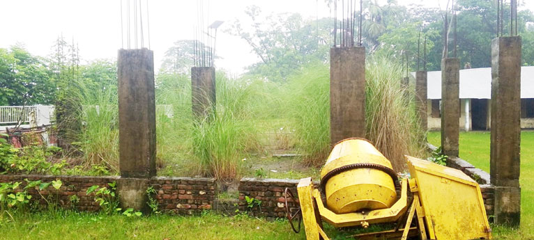 দুমকিতে নির্মাণকাজ ফেলে লাপাত্তা ঠিকাদার, সাড়ে ৬ বছরেও শেষ হয়নি স্কুল ভবন