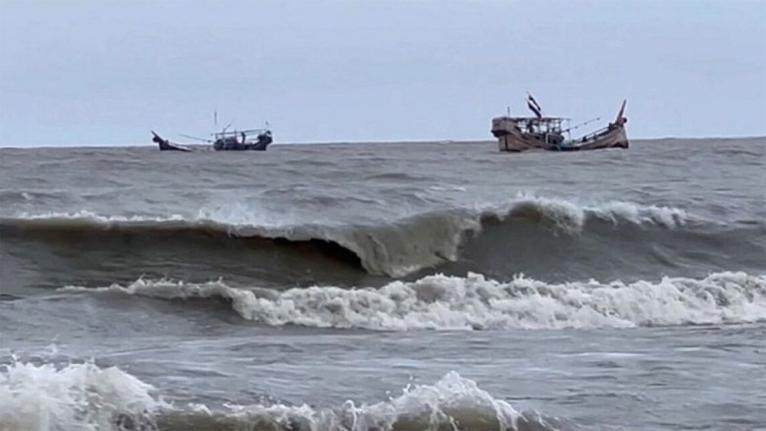 বঙ্গোপসাগরে সুস্পষ্ট লঘুচাপ, উপকূলে বৃষ্টিপাত; সমুদ্রবন্দরে ৩ নম্বর সতর্ক সংকেত