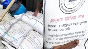 মেঘনায় সারবোঝাই কার্গো আটকের পর সার ও টাকা নেওয়ার অভিযোগ