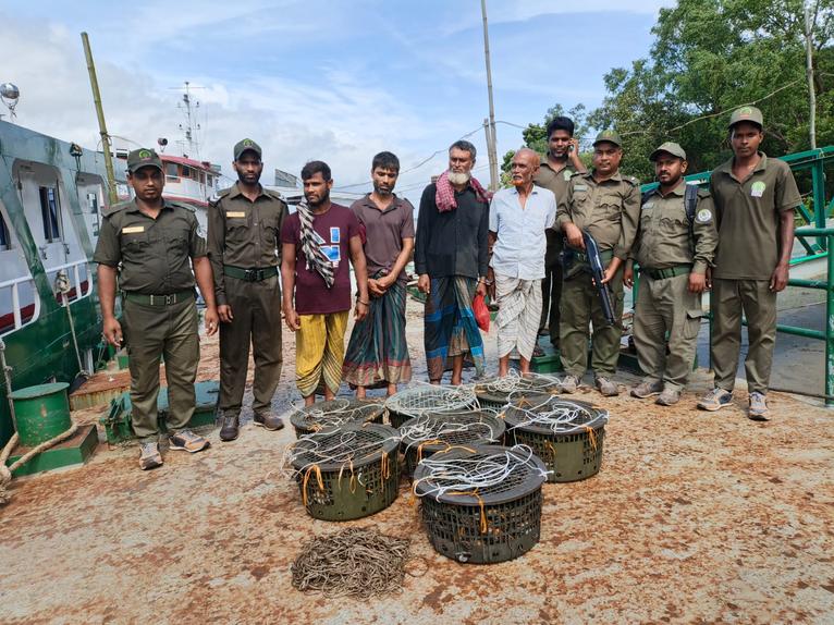 সুন্দরবনে নিষিদ্ধ সময়ে কাঁকড়া আহরণ, হরিণের ফাঁদসহ আটক ৪