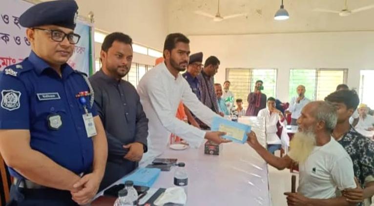 গলাচিপায় ৬৭ জনের মাঝে আর্থিক সহায়তার চেক ও শুকনো খাবার বিতরণ