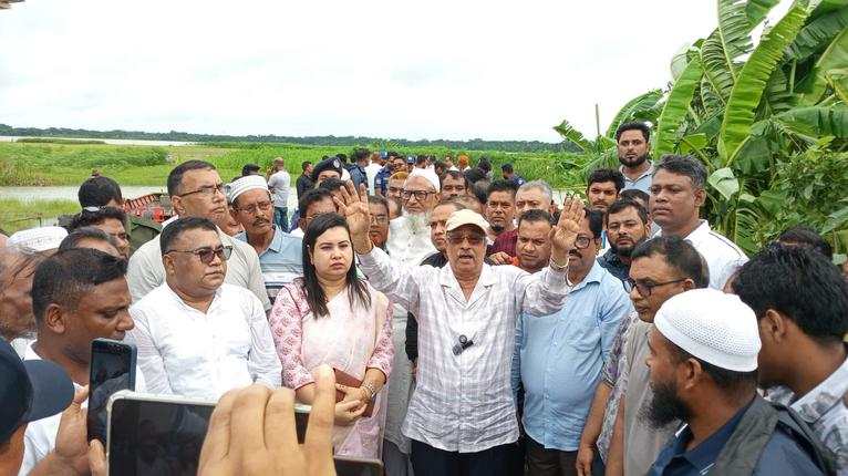 বৃষ্টির মধ্যেই বাবুগঞ্জে বৃক্ষরোপণ কর্মসূচি, অংশ নিলেন এমপি জয়নুল আবেদীন