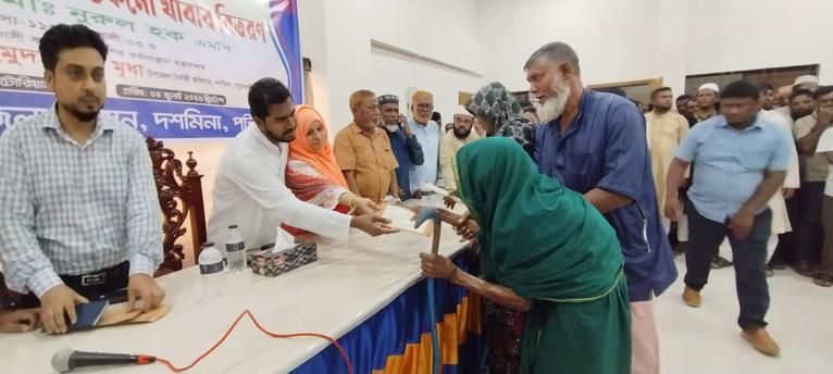 দশমিনায় দুস্থ ও দুরারোগ্য রোগীদের মাঝে সহায়তার চেক ও শুকনো খাবার বিতরণ