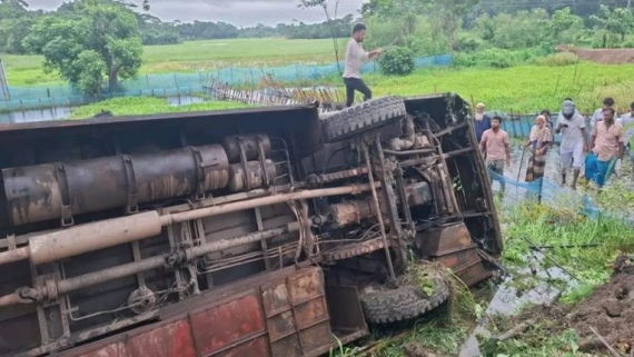 নলছিটিতে যাত্রীবাহী বাস খাদে, সুপারভাইজার নিহত