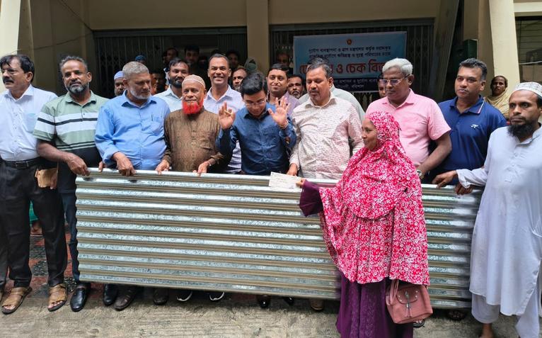 গৌরনদীতে দুর্যোগে ক্ষতিগ্রস্ত ৪৮ পরিবার পেল ঢেউটিন ও নগদ অর্থ
