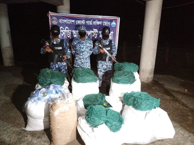 মনপুরায় কোস্টগার্ড-মৎস্য বিভাগের যৌথ অভিযানে ৮৫ লাখ টাকার নিষিদ্ধ জাল জব্দ