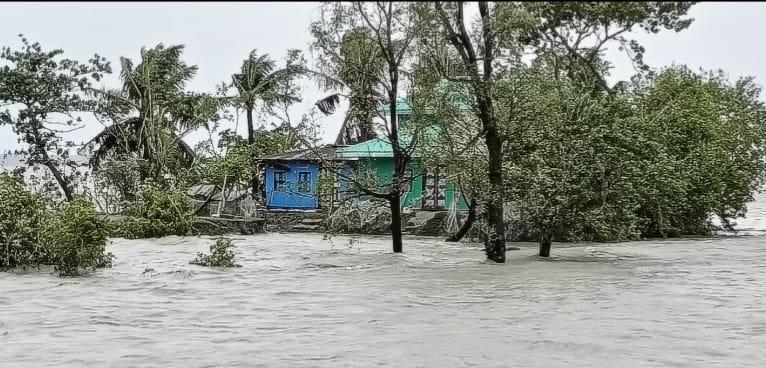 মনপুরায় টানা বর্ষণে উপজেলার বিভিন্ন এলাকায় সৃষ্ট জলাবদ্ধতার চিত্র।