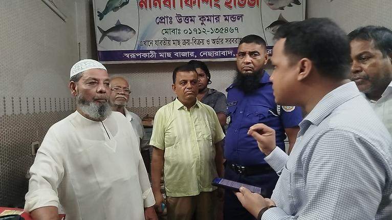 নেছারাবাদে চিংড়িতে জেলি পুশ; আড়তদারকে ৫০ হাজার টাকা জরিমানা