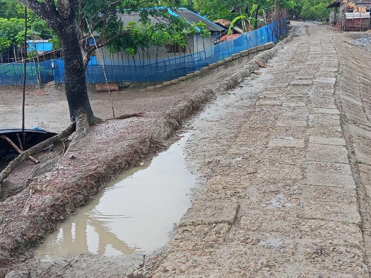 সংস্কারের অভাবে কয়রার পাউবোর বেড়িবাঁধে বাড়ছে দুর্ঘটনা, এক যুগেও পড়েনি এক চাপ মাটি