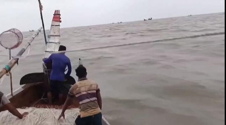 বঙ্গোপসাগরে ৩ ট্রলার ডুবি, ১৩ জেলে নিখোঁজ