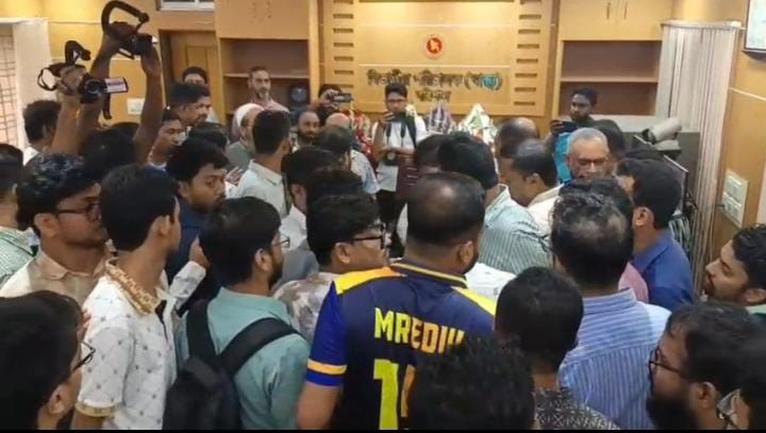বরিশালে বিভাগীয় স্বাস্থ্য পরিচালককে অবরুদ্ধ, বিক্ষোভের মুখে কার্যালয় ছাড়েন