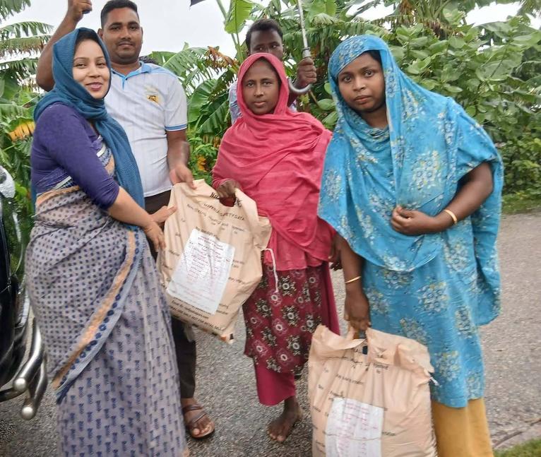 ভারী বর্ষণে চরফ্যাশনের নিম্নাঞ্চল প্লাবিত, ত্রাণ নিয়ে মাঠে ইউএনও