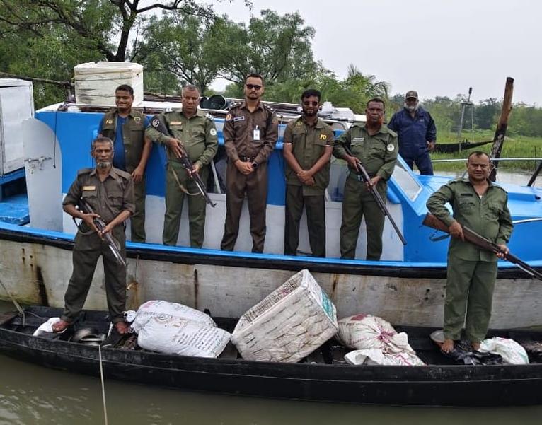 সুন্দরবনে বিষ দিয়ে ধরা ১৫০ কেজি চিংড়ি জব্দ, নৌকা ফেলে পালাল জেলেরা