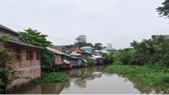 আমতলীর চাওড়া-বাসুগী খাল দখলে সহস্রাধিক স্থাপনা, বালুর বাঁধে বন্ধ পানি প্রবাহ