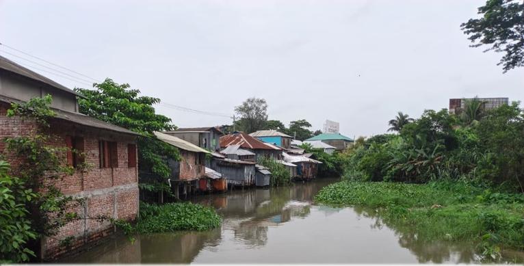 আমতলীঃ বাসুগী খালে এভাবেই প্রভাবশালীরা অবৈধ স্থাপনা নির্মাণ করেছেন।