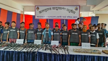 সুন্দরবনে ‘ছোট জাহাঙ্গীর’ বাহিনীর প্রধানসহ ২৭ দস্যুর আত্মসমর্পণ, জমা দিল বিপুল অস্ত্র