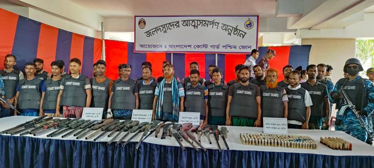 সুন্দরবনে ‘ছোট জাহাঙ্গীর’ বাহিনীর প্রধানসহ ২৭ দস্যুর আত্মসমর্পণ, জমা দিল বিপুল অস্ত্র
